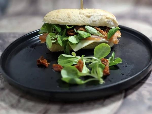 Sandwich cu Somon Afumat 